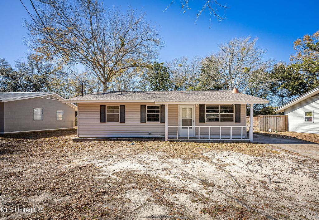 105 Hickory Drive, Ocean Springs, MS 39564