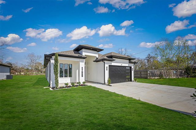 1511 Waco St, Dayton, TX 77535