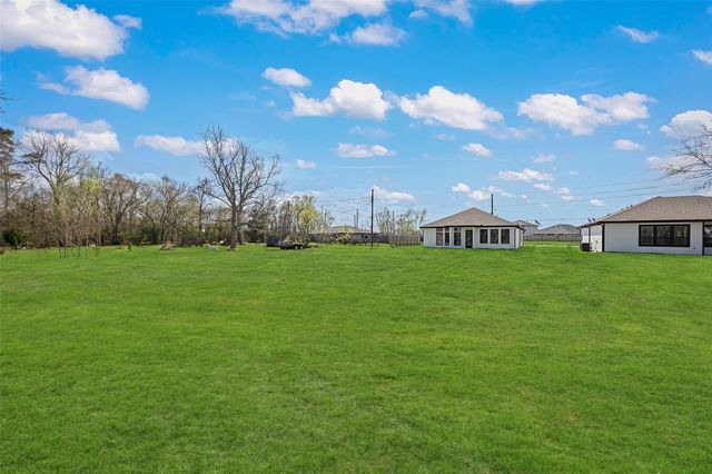 1511 Waco St, Dayton, TX 77535