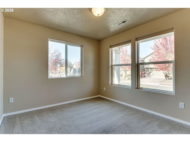 1942 ADELMAN Loop, Eugene, OR 97402