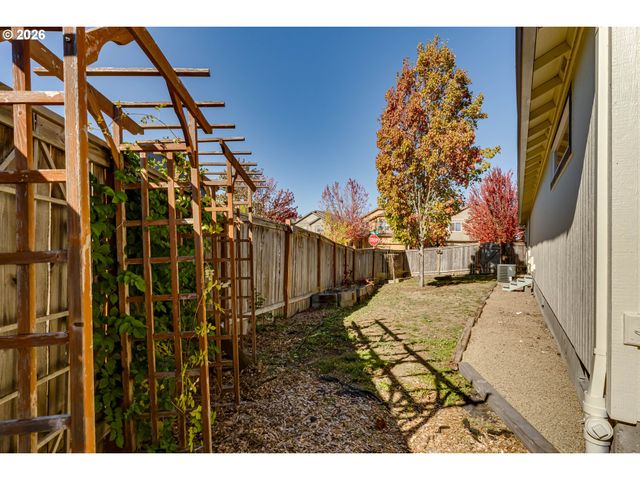 1942 ADELMAN Loop, Eugene, OR 97402