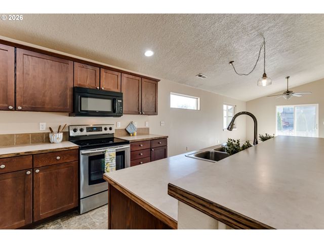1942 ADELMAN Loop, Eugene, OR 97402