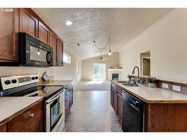 1942 ADELMAN Loop, Eugene, OR 97402