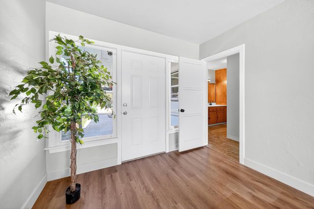 202 W Gail Avenue, Tulare, CA 93274