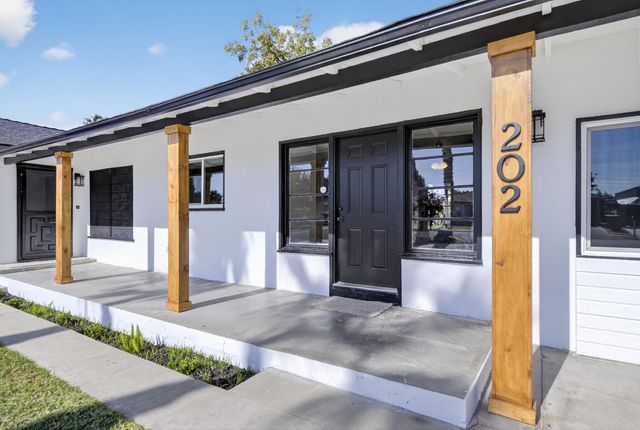 202 W Gail Avenue, Tulare, CA 93274