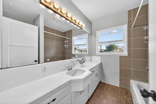 202 W Gail Avenue, Tulare, CA 93274