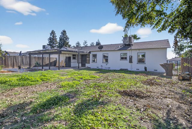 202 W Gail Avenue, Tulare, CA 93274