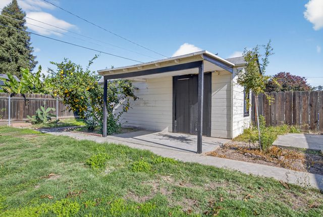 202 W Gail Avenue, Tulare, CA 93274
