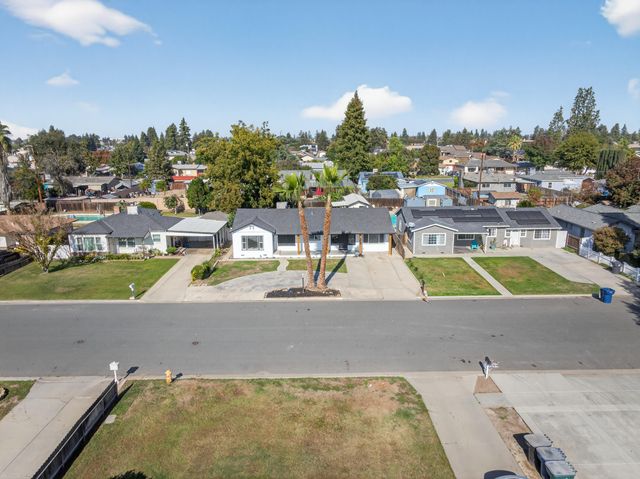 202 W Gail Avenue, Tulare, CA 93274