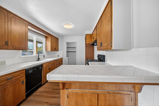 202 W Gail Avenue, Tulare, CA 93274