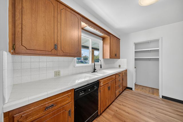 202 W Gail Avenue, Tulare, CA 93274