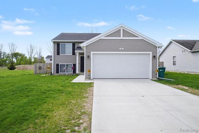 202 Creek Pointe Circle, Durand, MI 48429