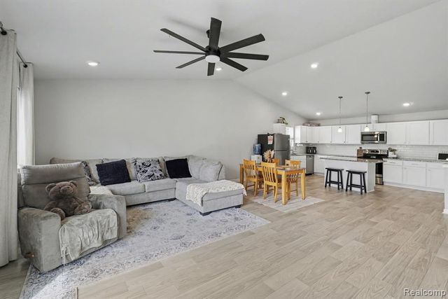 202 Creek Pointe Circle, Durand, MI 48429