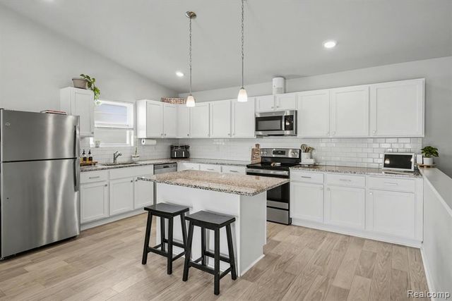 202 Creek Pointe Circle, Durand, MI 48429