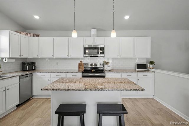 202 Creek Pointe Circle, Durand, MI 48429