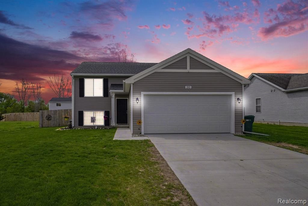 202 Creek Pointe Circle, Durand, MI 48429