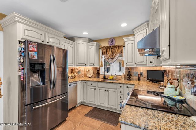 8 Owens Road, Marlboro, NJ 07746
