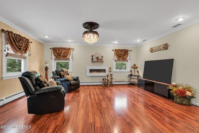 8 Owens Road, Marlboro, NJ 07746
