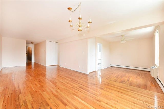 25 CANTERBURY Road 3-L, Great Neck, NY 11021