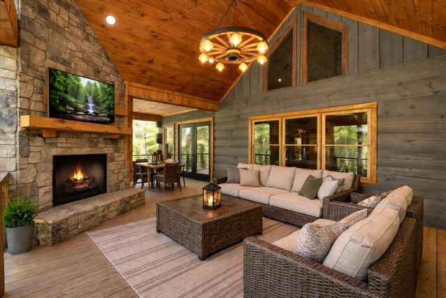 245 Moonstone Drive, Ellijay, GA 30540