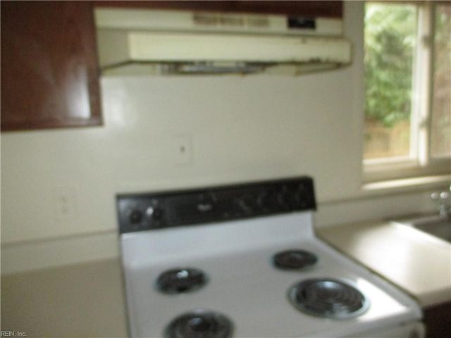 141 Maxwell LN, Newport News, VA 23606