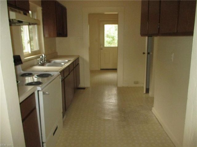 141 Maxwell LN, Newport News, VA 23606