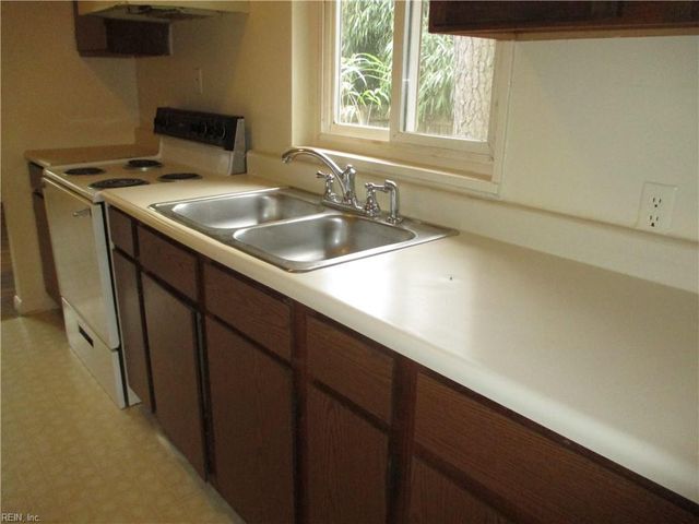 141 Maxwell LN, Newport News, VA 23606