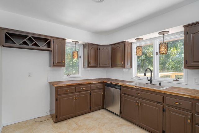1627 W Riverbluff Lane, Nixa, MO 65714