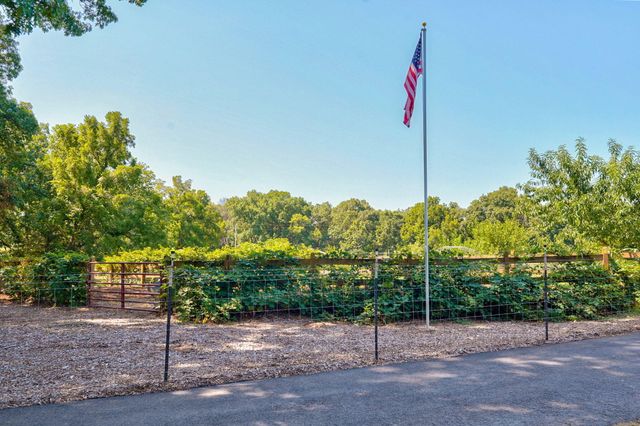 1627 W Riverbluff Lane, Nixa, MO 65714