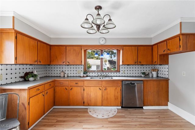 132 31st Street SW, Barberton, OH 44203