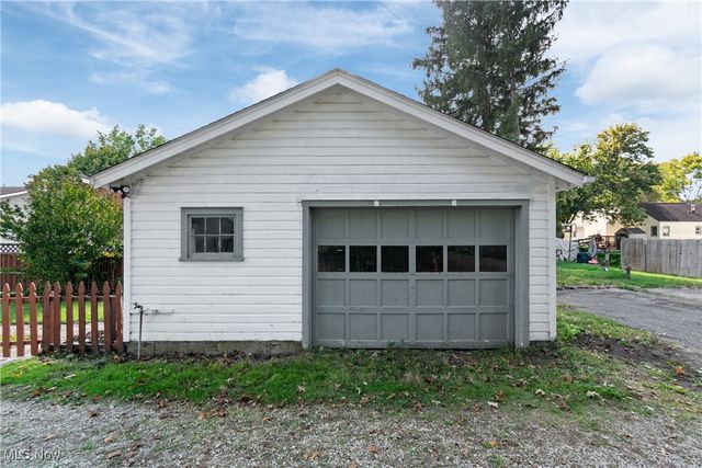 132 31st Street SW, Barberton, OH 44203