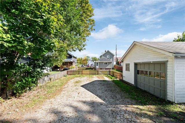 132 31st Street SW, Barberton, OH 44203