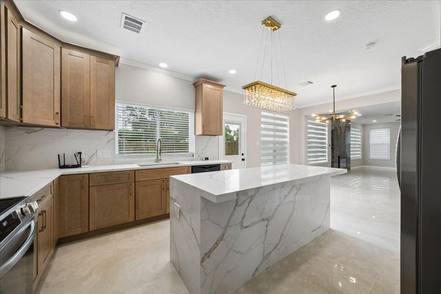 1306 Hunter Wood Drive, League City, TX 77573