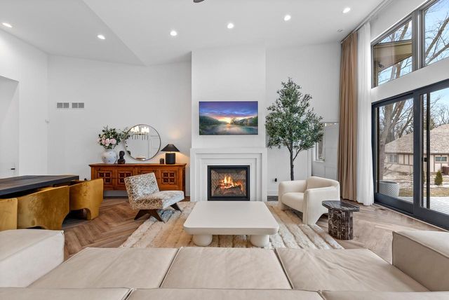 13480 N Lakewood DRIVE, Mequon, WI 53097