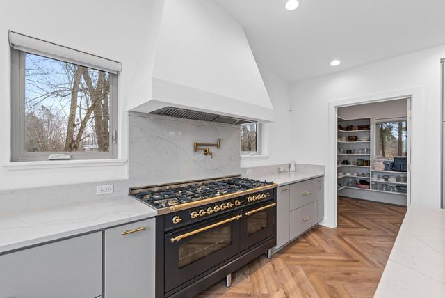 13480 N Lakewood DRIVE, Mequon, WI 53097