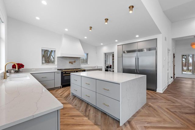 13480 N Lakewood DRIVE, Mequon, WI 53097