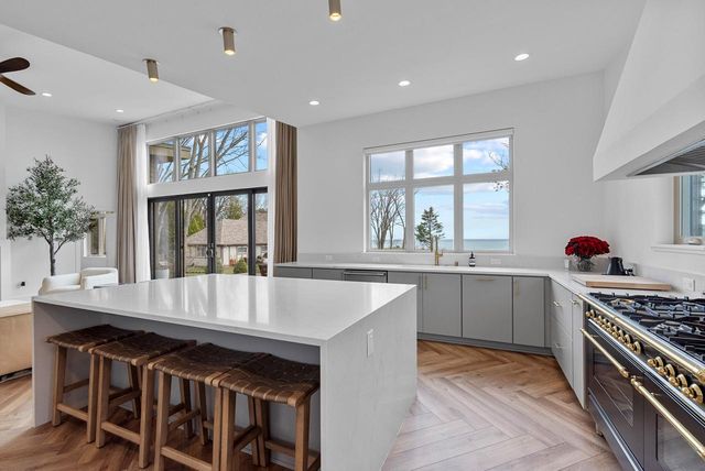 13480 N Lakewood DRIVE, Mequon, WI 53097