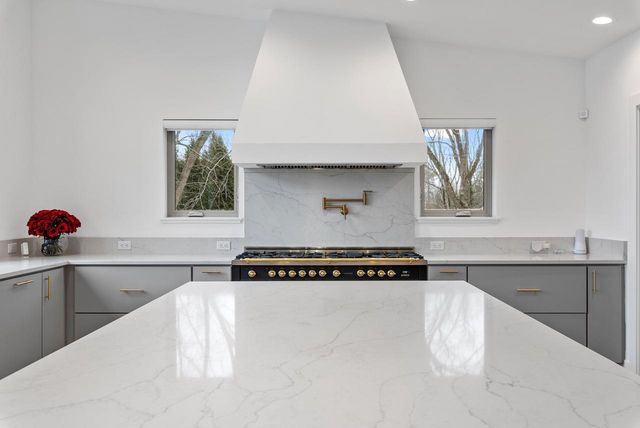 13480 N Lakewood DRIVE, Mequon, WI 53097