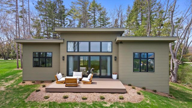 13480 N Lakewood DRIVE, Mequon, WI 53097