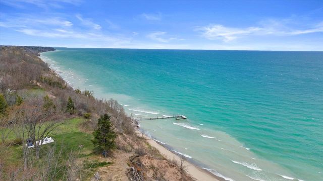 13480 N Lakewood DRIVE, Mequon, WI 53097