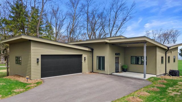 13480 N Lakewood DRIVE, Mequon, WI 53097