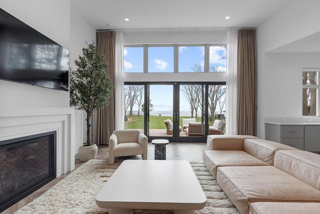 13480 N Lakewood DRIVE, Mequon, WI 53097