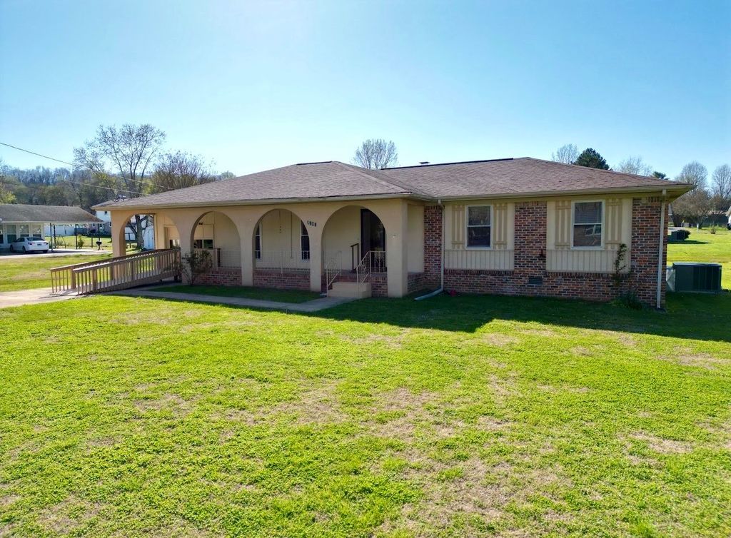 1205 Beverly Dr, Pulaski, TN 38478