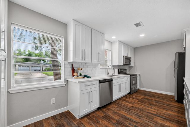 402 Christina Lane, Friendswood, TX 77546
