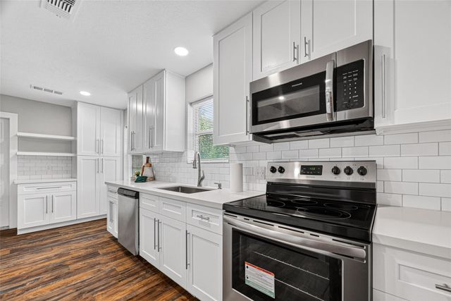 402 Christina Lane, Friendswood, TX 77546