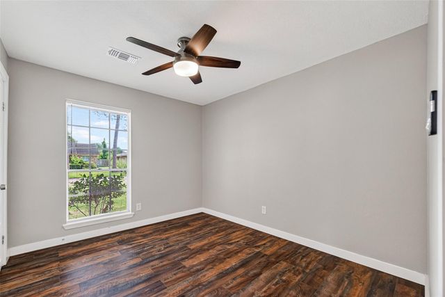402 Christina Lane, Friendswood, TX 77546