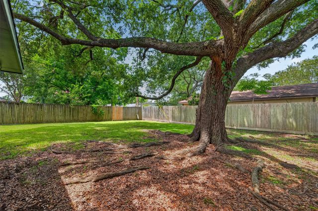 402 Christina Lane, Friendswood, TX 77546
