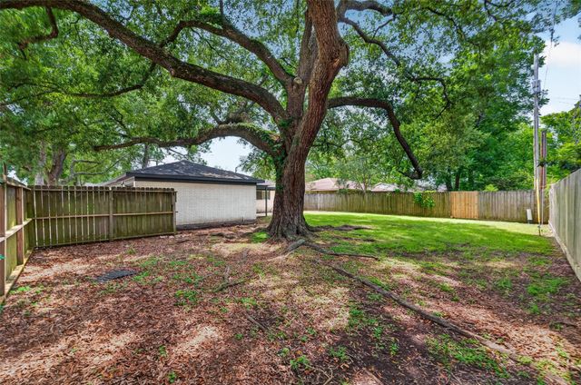 402 Christina Lane, Friendswood, TX 77546