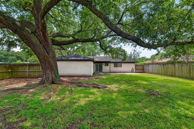 402 Christina Lane, Friendswood, TX 77546