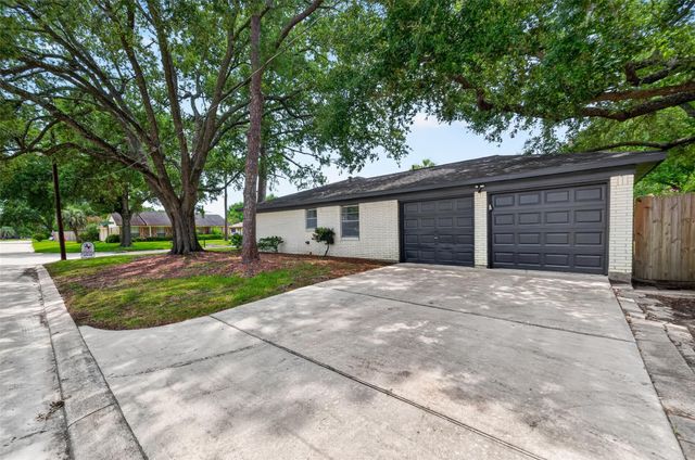 402 Christina Lane, Friendswood, TX 77546